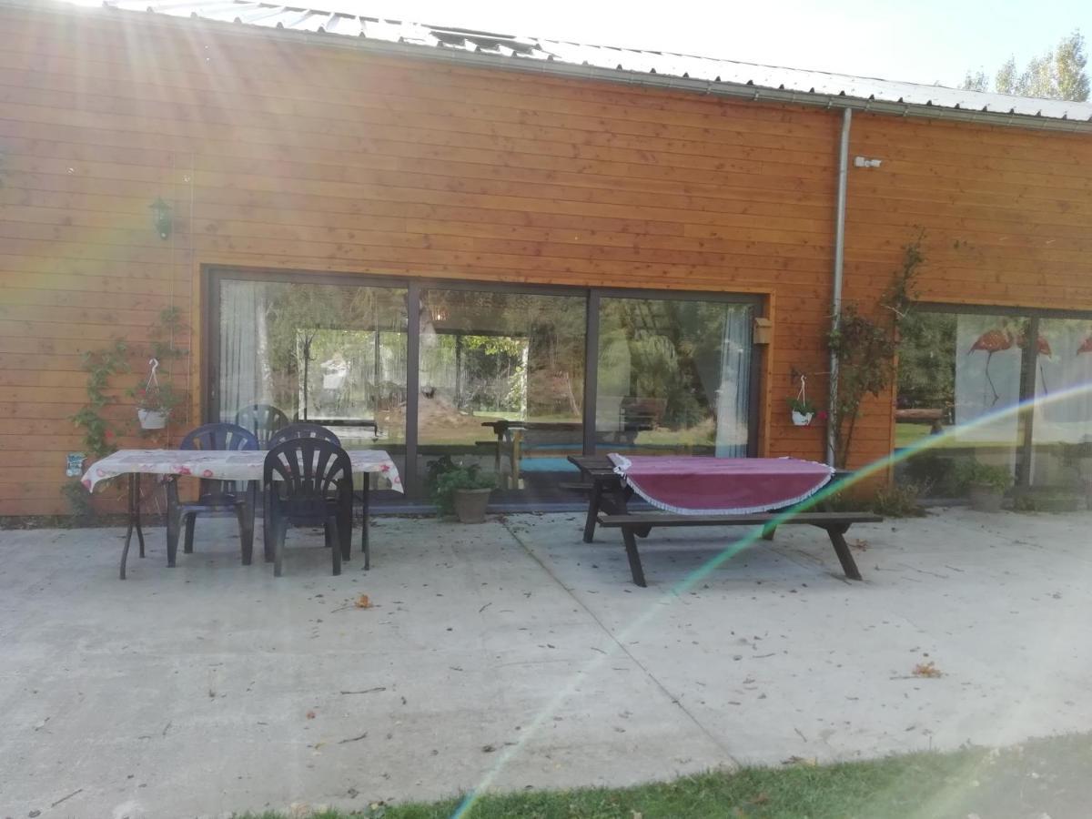 Florennes Gite Neuf 150 M2 Devant Un Grand Lac Prive De 2 Hectares Poissonneux Au Milieu Des Bois 外观 照片