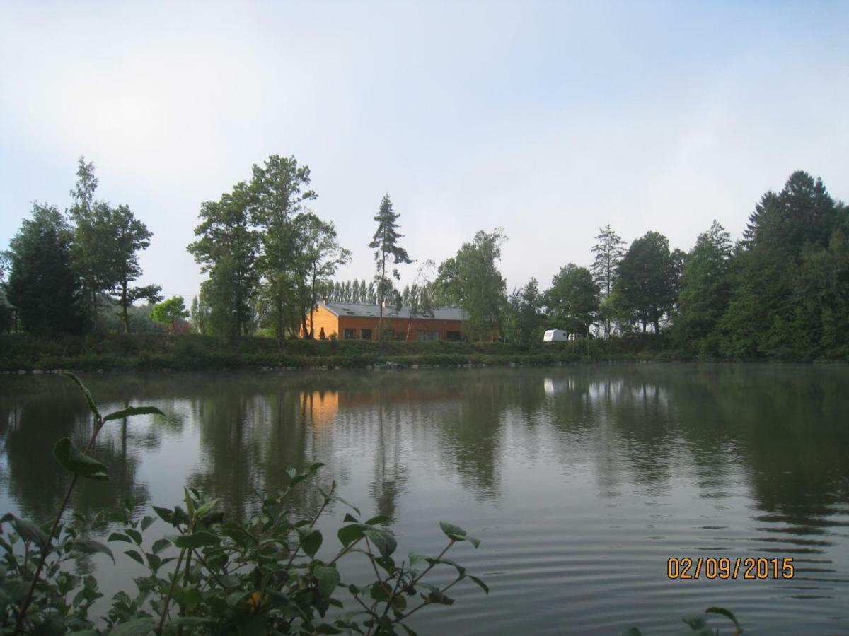 Florennes Gite Neuf 150 M2 Devant Un Grand Lac Prive De 2 Hectares Poissonneux Au Milieu Des Bois 外观 照片