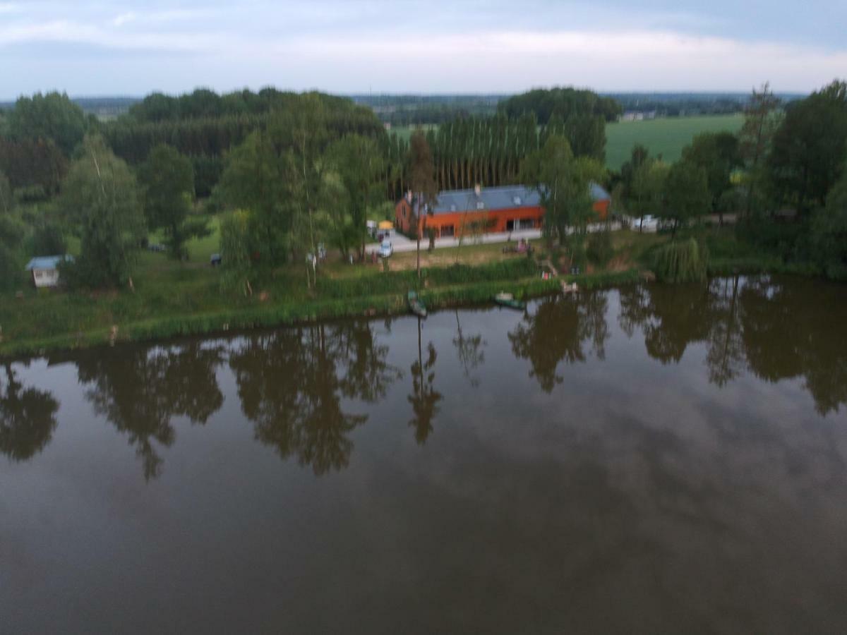 Florennes Gite Neuf 150 M2 Devant Un Grand Lac Prive De 2 Hectares Poissonneux Au Milieu Des Bois 外观 照片