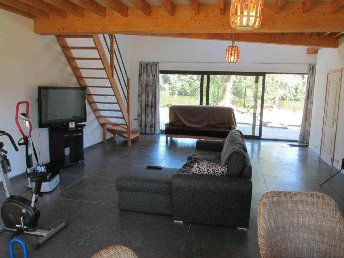 Florennes Gite Neuf 150 M2 Devant Un Grand Lac Prive De 2 Hectares Poissonneux Au Milieu Des Bois 外观 照片